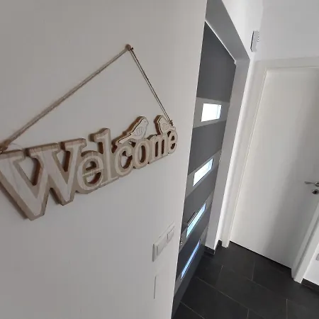 Laura Luxury גיינסדיאס