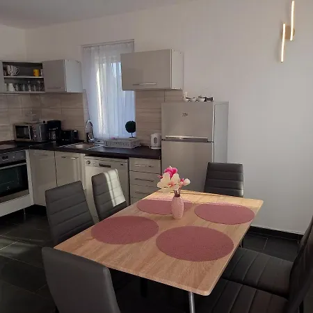 Laura Luxury Apartament *