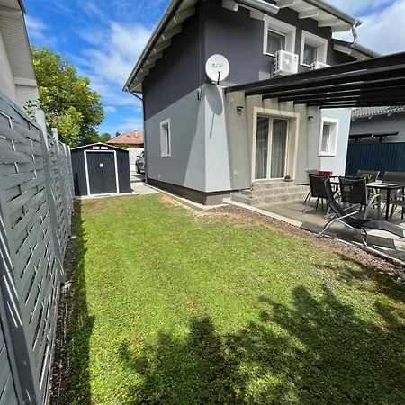 Laura Luxury גיינסדיאס