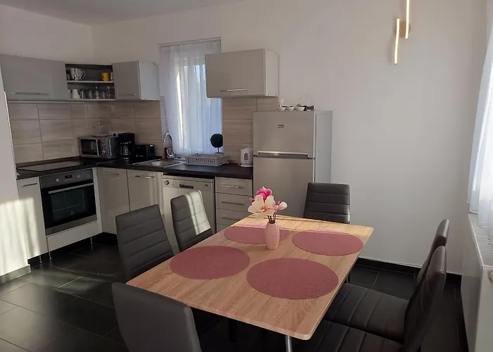 Laura Luxury Gyenesdias